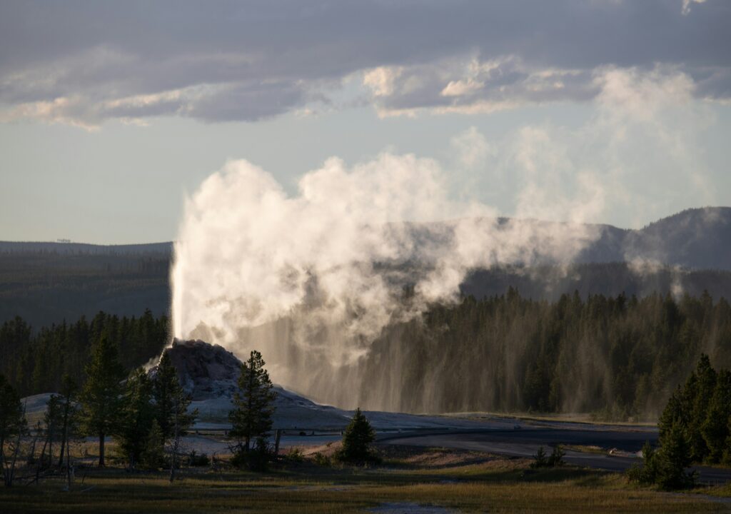 Yellowstone geyser, National Park for Kids
